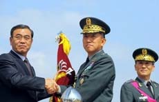 Bộ trưởng Quốc phòng Hàn Quốc (trái).